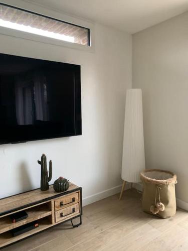Televisyen dan/atau pusat hiburan di Gîte de groupe au cœur des Monts de Flandres