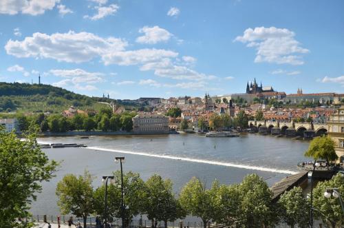 um rio com uma cidade ao fundo em The Mozart Prague em Praga