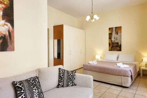 un dormitorio con una cama y un sofá en Katrina House, en Rethymno