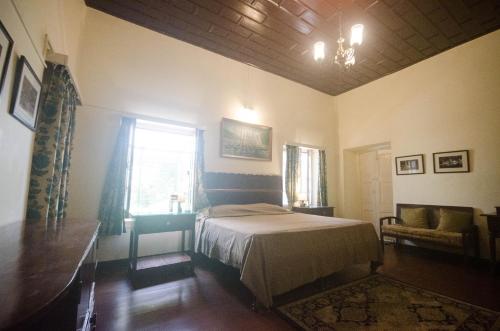 1 dormitorio con cama y ventana en Clifton Homestay en Nainital
