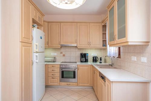 Η κουζίνα ή μικρή κουζίνα στο Mariel House Fiskardo Kefalonia