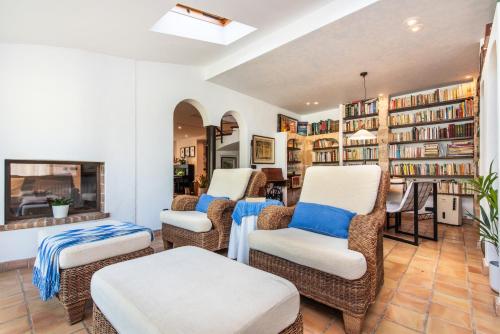 MOLINER PREMIUM VILLA by MAINVILLAS your home a 5-minute drive from LLenaire Beach