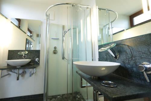 Hartweger House photo 3