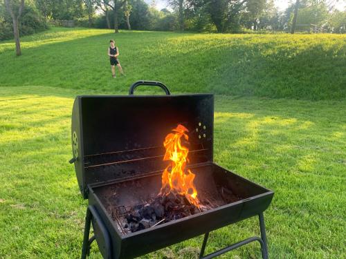 Kemudahan BBQ tersedia untuk tetamu di perkhemahan ini