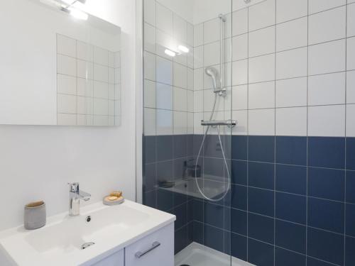 uma casa de banho com um chuveiro e um lavatório. em Appartement Les Arcs 1800, 2 pièces, 5 personnes - FR-1-346-355 em Arc 1800