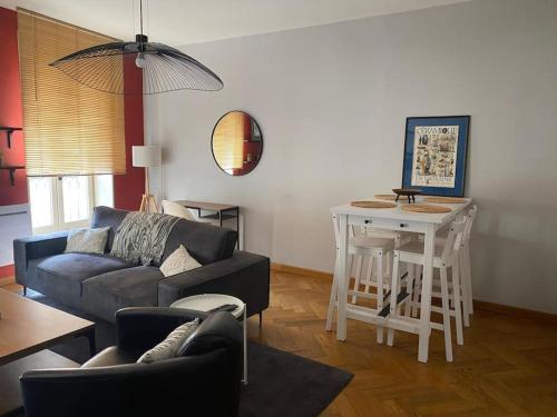 un salon avec un canapé et une table dans l'établissement Logement complet de charme - Metz Cathédrale, à Metz