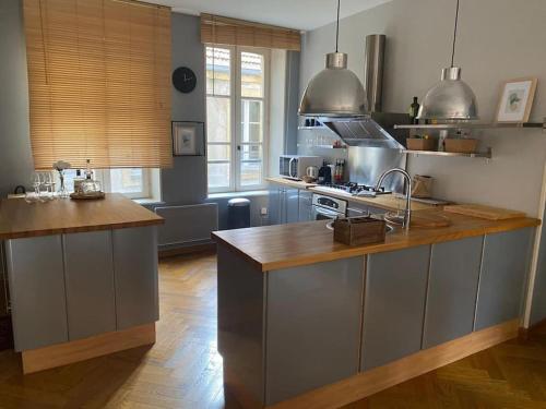 une cuisine avec un comptoir en bois dans une pièce dans l'établissement Logement complet de charme - Metz Cathédrale, à Metz