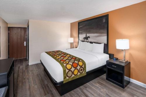 Säng eller sängar i ett rum på Super 8 by Wyndham Cheyenne WY