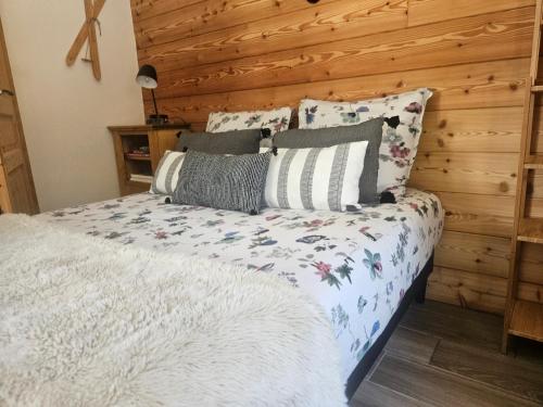 Postel nebo postele na pokoji v ubytování Studio à 100 mètres du départ des pistes de ski