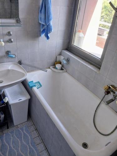 KuršumlijaにあるKursumlijska Banja- Apartman Savicのバスタブと洗面台のあるバスルーム