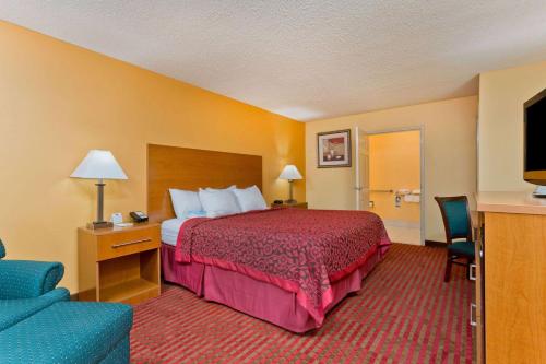 een hotelkamer met een bed en een televisie bij Days Inn by Wyndham Franklin in Franklin