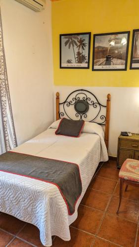 Katil atau katil-katil dalam bilik di Hotel Las Palmeras by Vivere Stays
