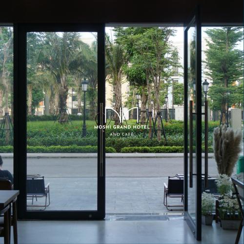 Taman di luar Moshi Grand Hotel
