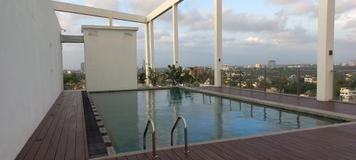 ein Schwimmbad auf dem Dach eines Gebäudes in der Unterkunft 2 Bedroom Apartment in Sri Jayewardenepura Kotte