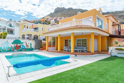 Villa with private pool and magnificent views