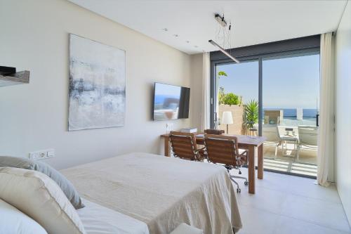 En eller flere senge i et værelse på Marbella Unique