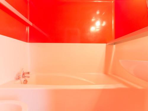 une salle de bain avec un lavabo et une baignoire dans l'établissement Appartement lumineux 2 pièces pour 5 personnes avec balcon, centre station, parking à proximité - FR-1-346-484, à Arc 1800