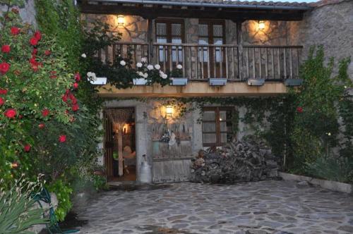 Casa con balcón con flores y pasarela en La Luciérnaga, en Sorihuela