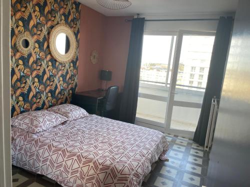 - une chambre avec un lit, un miroir et une fenêtre dans l'établissement Chambre proche commerce et université 1, à Brest
