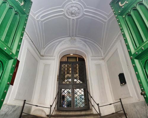 a door in a building with a ceiling at Casa Tilde Bacoli in Bacoli
