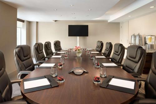 uma sala de conferências com uma mesa longa e cadeiras em Hyatt Regency Schaumburg Chicago em Schaumburg