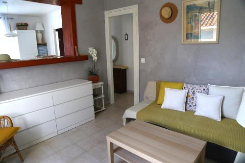 un salon avec un canapé et une table dans l'établissement Gure Oroitza, à Hendaye