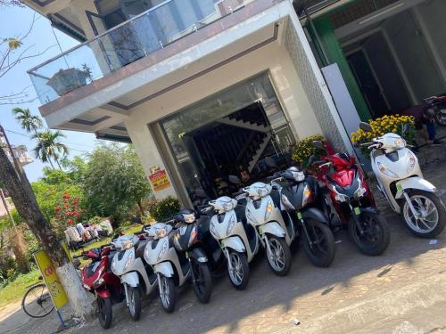 a row of motorcycles parked outside of a building at Nhà Nghỉ Thiên Tân 2 in Quang Ngai