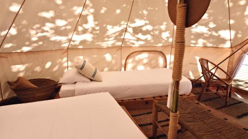 um quarto com uma cama numa tenda em HolaCamp Gandía em Daimuz