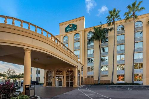 uma representação da frente do hotel em La Quinta by Wyndham West Palm Beach Airport em West Palm Beach