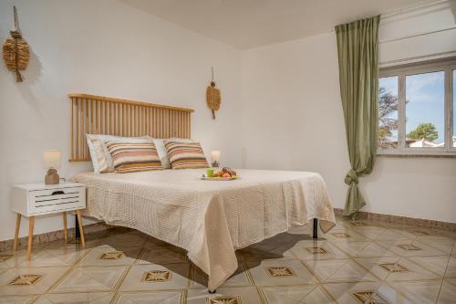 - une chambre avec un grand lit et une table dans l'établissement Villa Naumachos, à San Vito Lo Capo