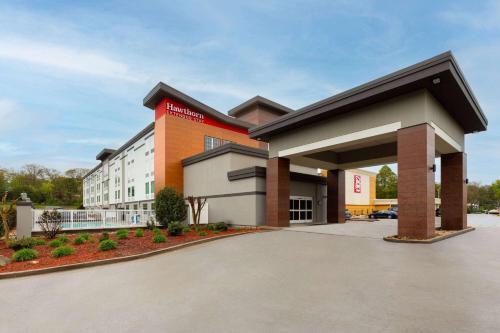 a building with a parking lot in front of it at La Quinta by Wyndham Knoxville Central Papermill in Knoxville