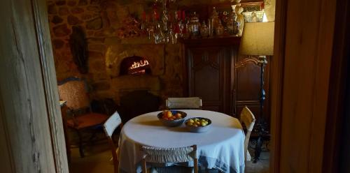 a table with a bowl of fruit on top of it at Bérard in Intres