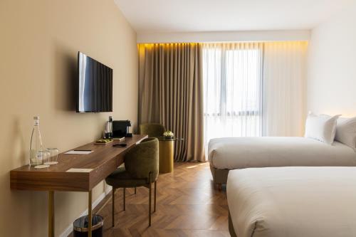 TV a/nebo společenská místnost v ubytování DIAGONAL HOTEL