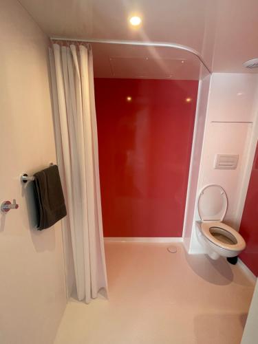uma casa de banho com um WC e um chuveiro em Smart Appart Le Havre 105 em Le Havre