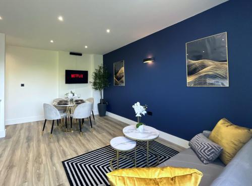 een woonkamer met een bank en een tafel bij Luxury Norwich City Centre Apartment - Free Parking in Norwich