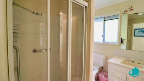ein Bad mit einer Dusche, einem WC und einem Waschbecken in der Unterkunft Bromyard Cottage in Swansea