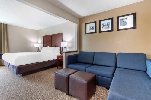 Habitación de hotel con cama y sofá en Comfort Inn & Suites en Temple