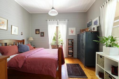 1 dormitorio con 1 cama con colcha rosa en Blue Mountains Bliss Cottages Katoomba - Rosebud, en Katoomba