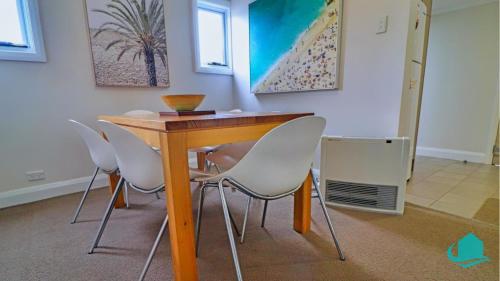 une table et quatre chaises dans une pièce dans l'établissement Catho Cottage, à Catherine Hill Bay
