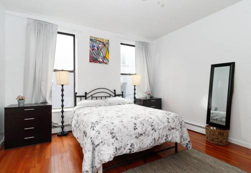 Postel nebo postele na pokoji v ubytování Lovely 2 Bedroom Apt in NYC