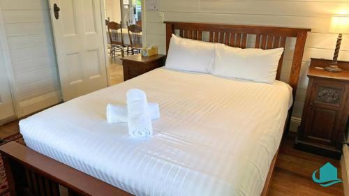 sypialnia z łóżkiem z dwoma ręcznikami w obiekcie By the Beach at Catho w mieście Catherine Hill Bay