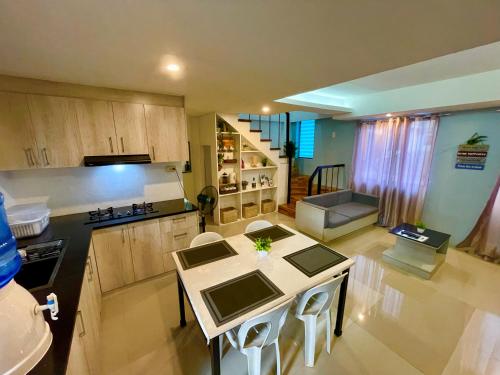 een keuken en een woonkamer met een tafel en stoelen bij House In Subdivision- Lapu-Lapu City Near Airport and CCLEX in Lapu Lapu City