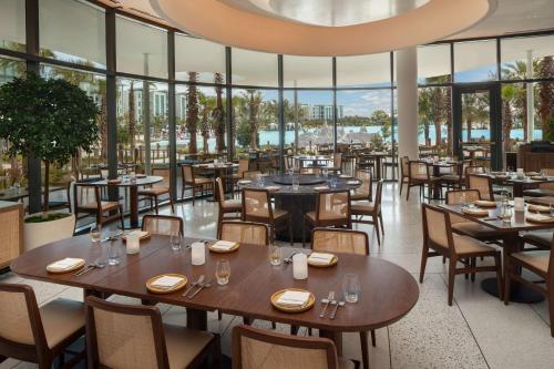 Conrad Orlandoにあるレストランまたは飲食店