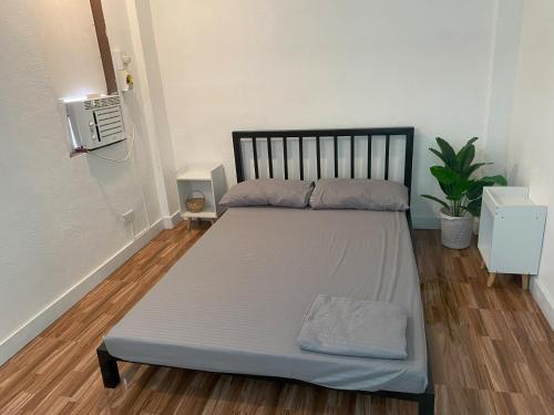 een bed in een kleine kamer met een radiator bij House In Subdivision- Lapu-Lapu City Near Airport and CCLEX in Lapu Lapu City