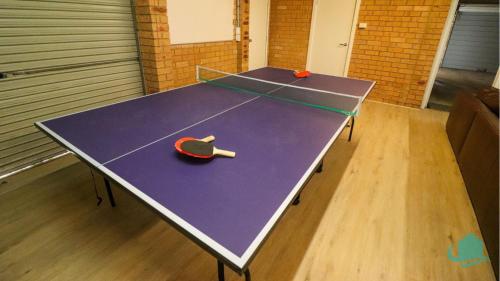 un tavolo da ping pong con una palla da ping pong di Charlottes Rhapsody a Bonnells Bay