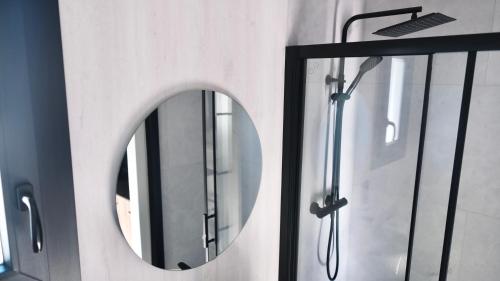 un espejo redondo en una pared con una puerta en HolaCamp Gandía en Daimuz