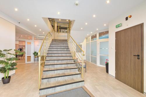 una escalera en un edificio de oficinas con vestíbulo en Promes Mielno en Mielno