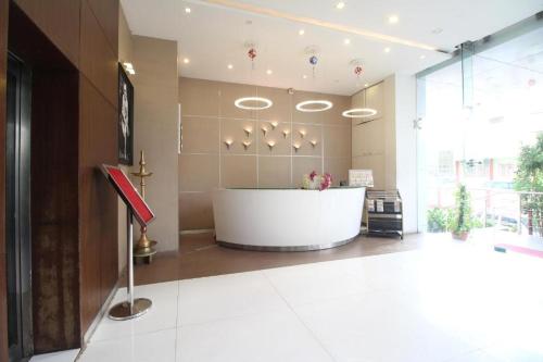 Hotel Silver Inn Executive , Aurangabad في أورانغاباد: حمام كبير مع حوض في مبنى