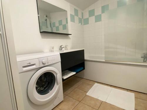 - une buanderie avec un lave-linge et une baignoire dans l'établissement Appartement proche du centre Béthune, à Béthune
