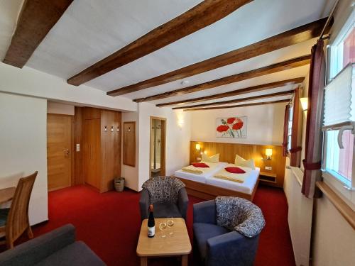 a hotel room with a bed and a table and chairs at Winzerschenke in Beilstein
